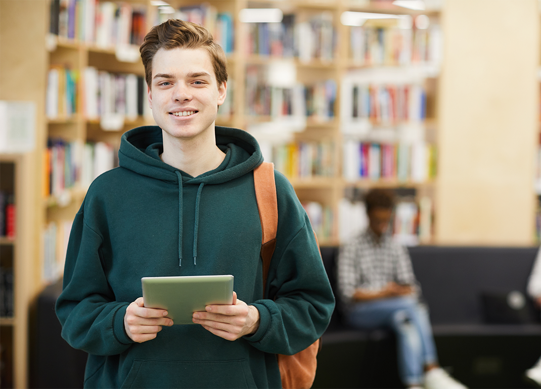 high-school-student-in-library